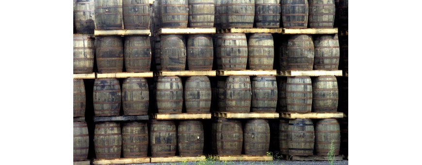 Kätetyt Viinitynnyrit ja Whiskytynnyrit. Tammitynnyreissä kypsytetty viskiä, brandy tai punaviiniä.
